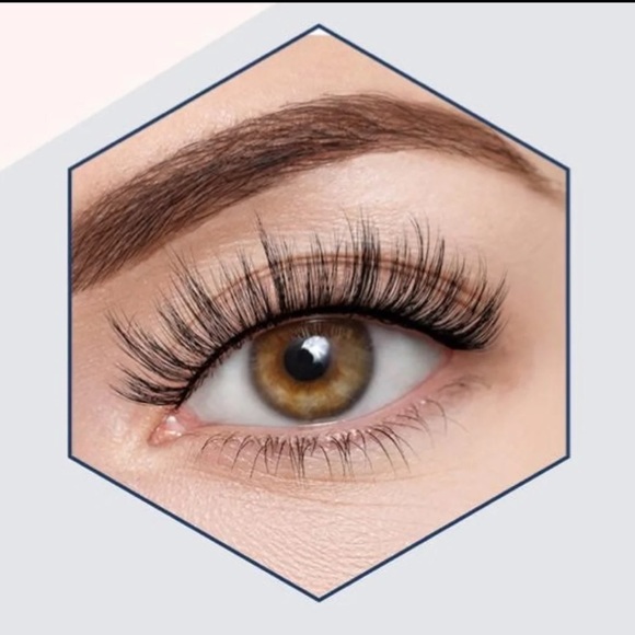 Romance lashes - Picture 3 of 3